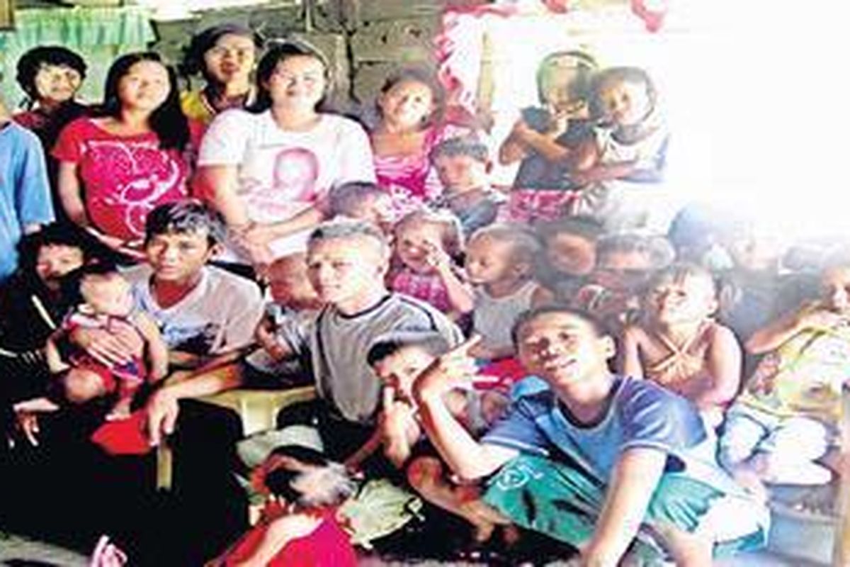 Mensita Edano Cera dengan anak-anak dan cucu-cucunya.