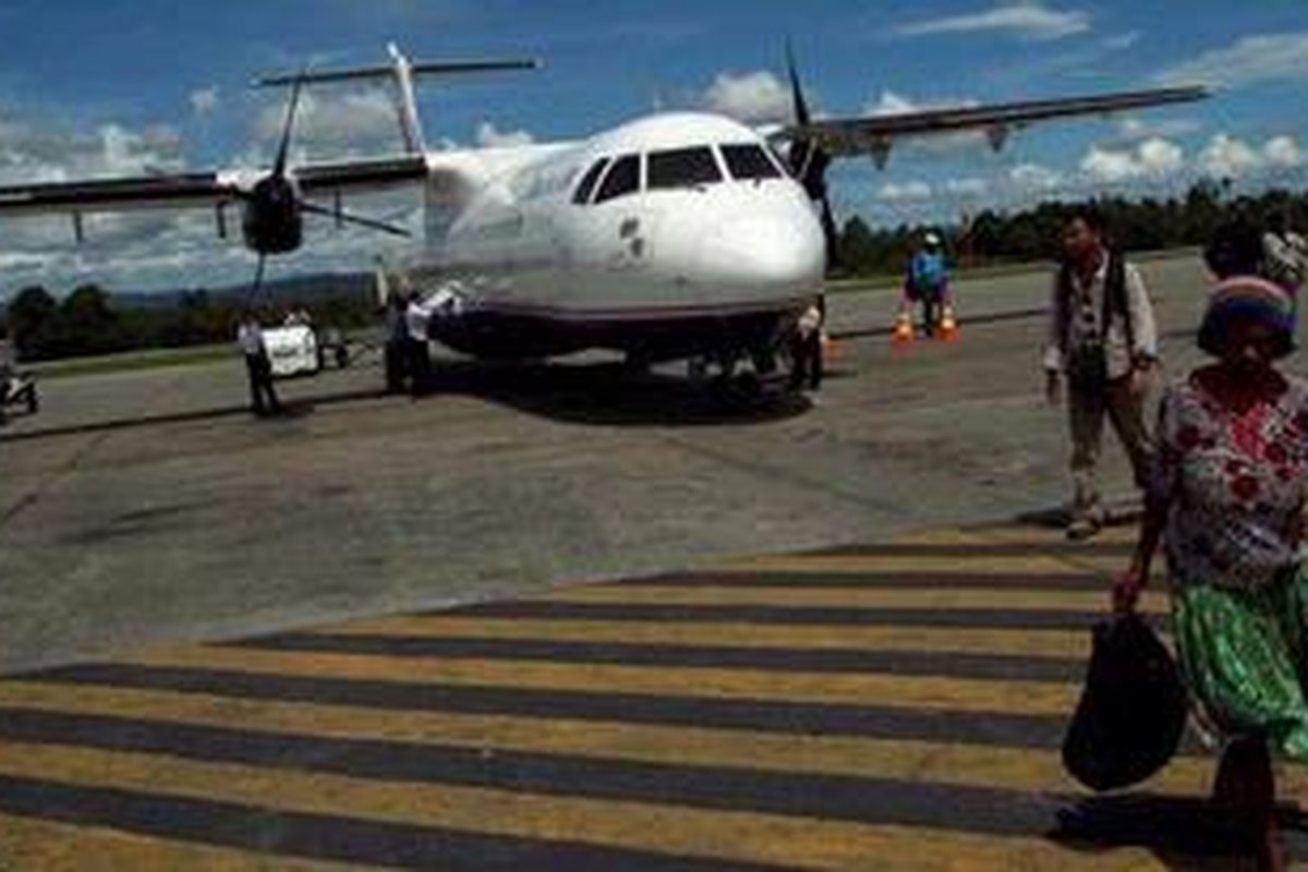 Penumpang turun dari pesawat Trigana Air jurusan Wamena - Jayapura di Bandara Sentani, Jayapura, Papua, Rabu (9/5/2012). Transportasi udara menjadi andalan untuk menembus keterisolasian di wilayah pegunungan Papua.