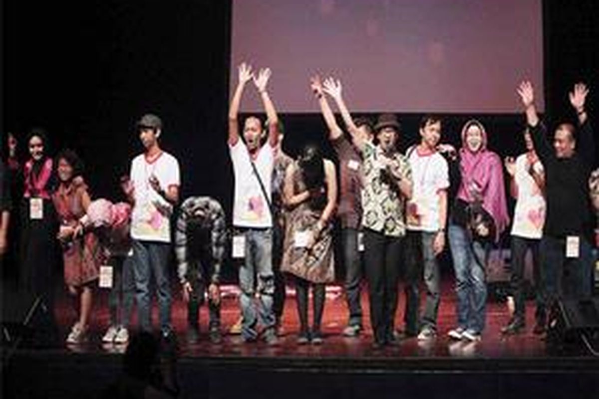 Para pengikut akun @sajak_cinta di Twitter saat gathering nasional dan peluncuran buku Cinta, Kenangan, dan Hal-hal yang Tak Selesai di Teater Kecil, Taman Ismail Marzuki, Jakarta, Sabtu (23/10).