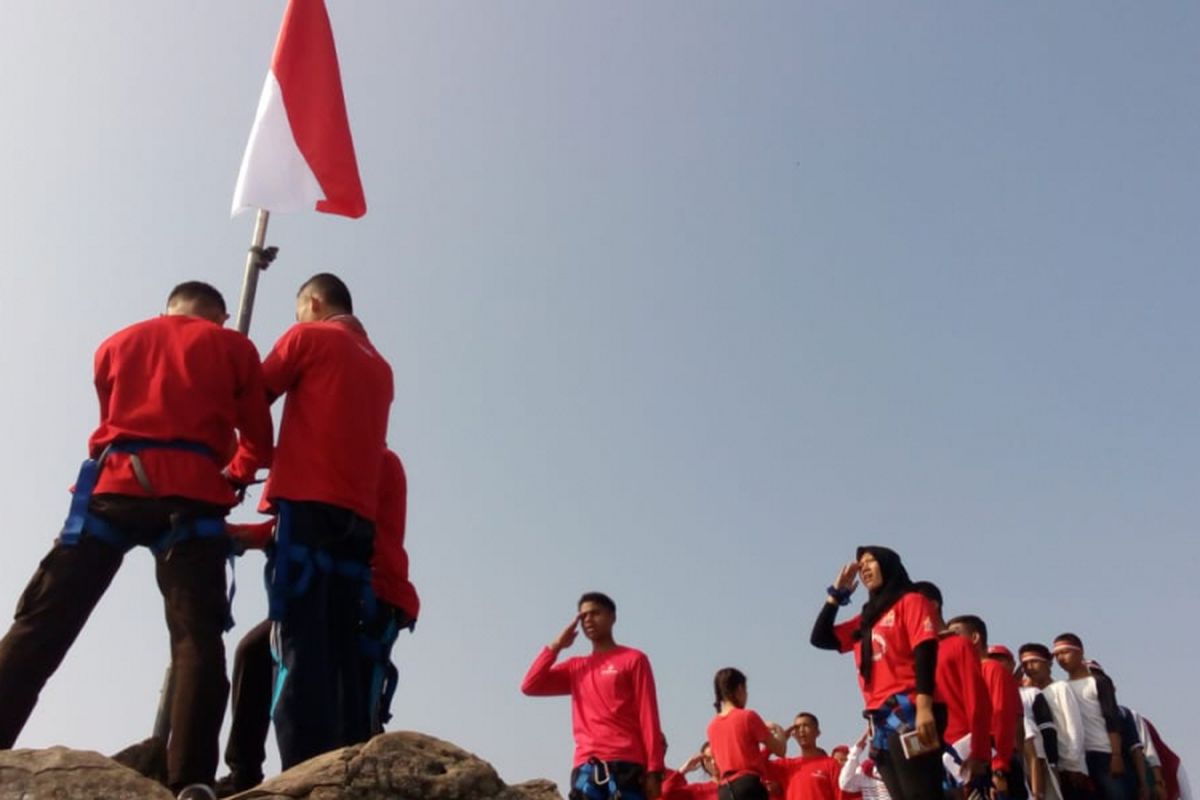 Peserta Ekspedisi Bhinneka Bagi Bangsa tengah menggelar upacara HUT Kemerdekaan RI ke-73 di Puncak Tebing Parang, Purwakarta, Jawa Barat, 19 Agustus 2018. Sebanyak 19 pelajar dari total peserta ekspedisi ini adalah penyandang disabilitas yang meliputi tuna netra, tuna daksa, tuna rungu, dan tuna wicara.