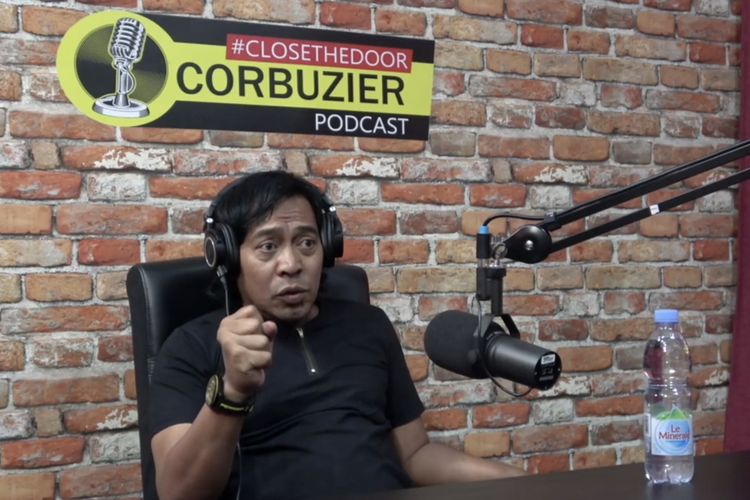 Komeng sedang berbincang dengan Deddy Corbuzier. (Bidikan layar YouTube Deddy Corbuzier). 