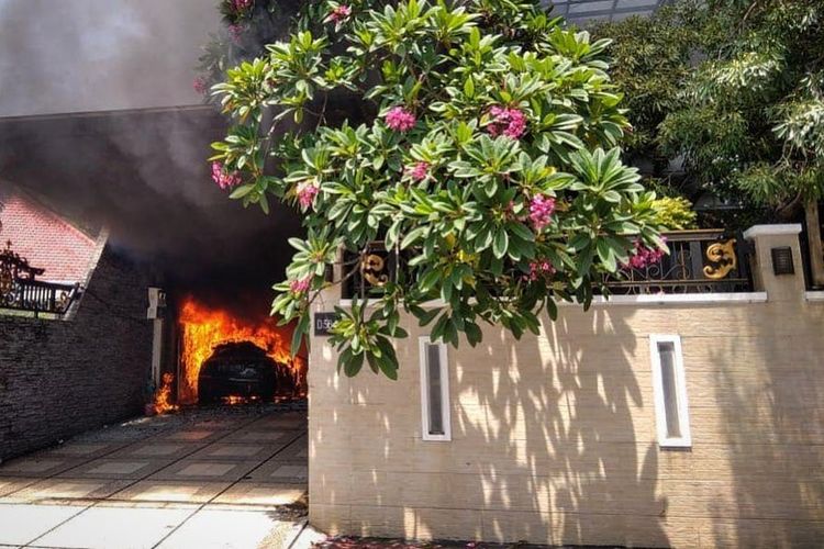 Mini Cooper terbakar saat sedang berada di rumah