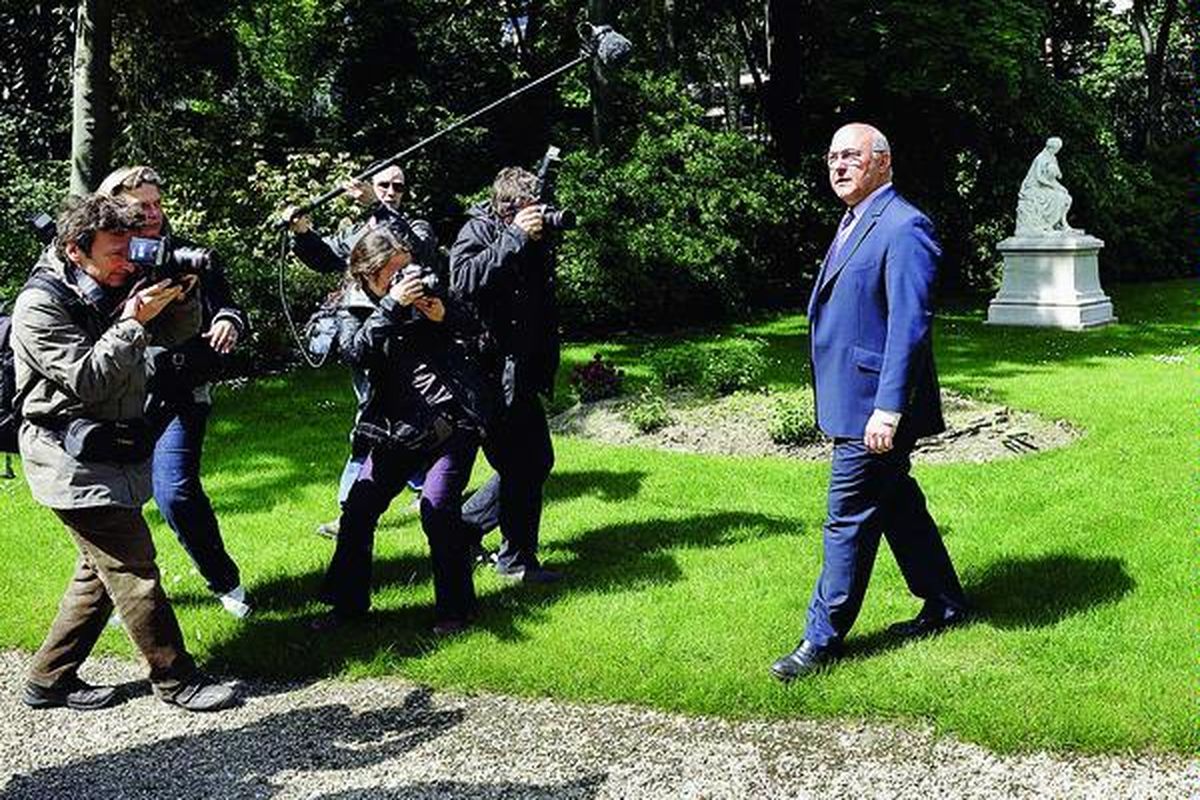  Michel Sapin, Menteri Tenaga Kerja dan Dialog Sosial, diambil gambarnya oleh pekerja media di taman kompleks kementerian, setelah upacara serah terima jabatan dengan pejabat lama di Paris, Perancis, Kamis  (17/5). Sehari sebelumnya, Presiden Perancis Francois Hollande dan Perdana Menteri Jean-Marc Ayrault mengumumkan kabinet mereka yang umumnya diisi sejumlah anggota sosialis moderat dan sekutu lama Presiden.