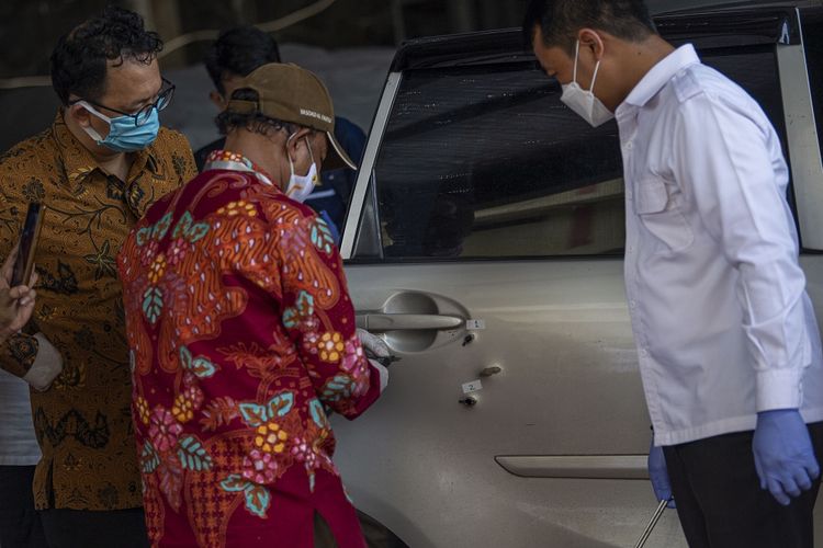 Dua komisioner Komnas HAM Choirul Anam (tengah) dan Beka Ulung Hapsara (kiri) memeriksa satu dari tiga mobil yang dikendarai polisi dan enam laskar FPI dalam kasus penembakan anggota FPI di Polda Metro Jaya, Jakarta, Senin (21/12/2020). Setelah pemeriksaan terhadap tiga mobil yang digunakan saat kasus penembakan anggota FPI di Tol Jakarta-Cikampek KM 50 tersebut, Komnas HAM akan menindaklanjuti hasil balistik, siapa saja yang menembak, dan cek darah dari anggota FPI.  ANTARA FOTO/Aditya Pradana Putra/aww.
 
