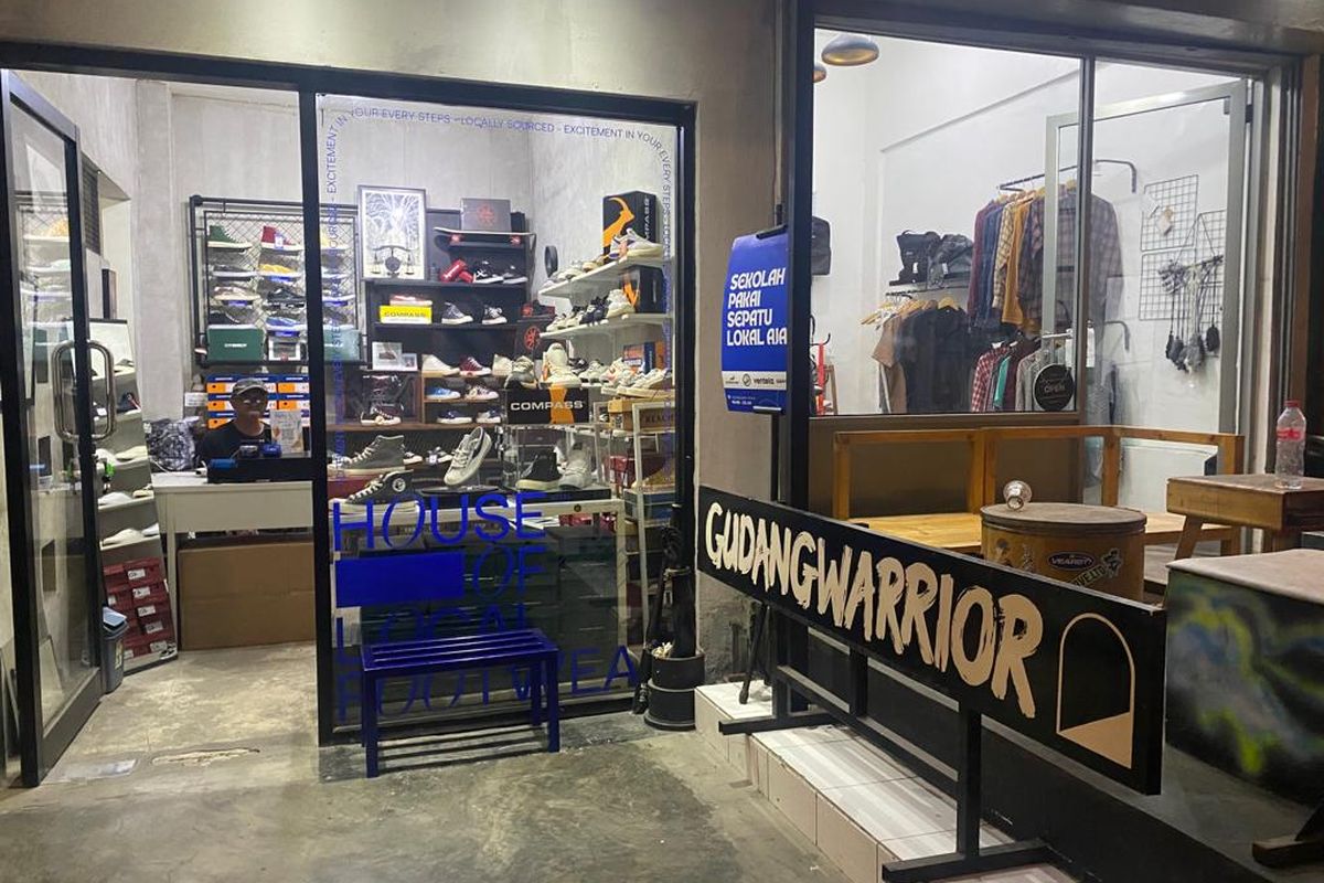 Toko Gudang Warrior di The Hallway Space di Pasar Kosambi, Bandung. 