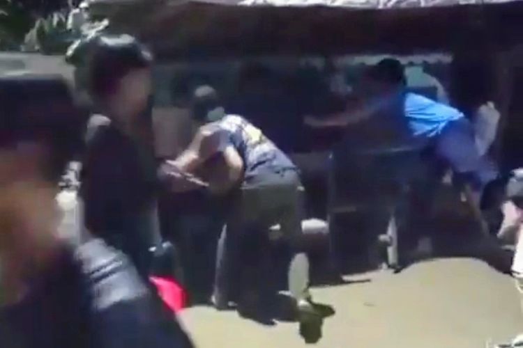 Tangkapan layar video penyerangan seorang pemuda oleh sekelompok orang di wilayah Ciputat, Tangerang Selatan.