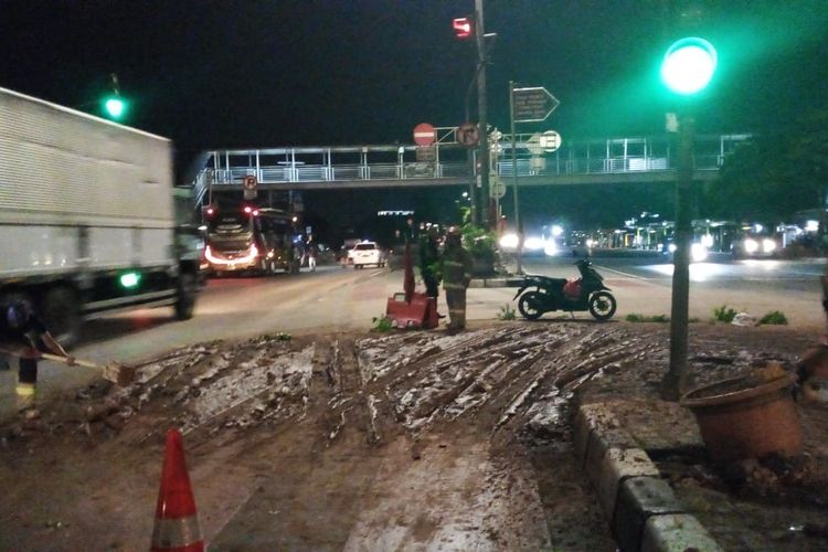 Muatan tanah tumpah dari sebuah truk yang melintas di Jalan Daan Mogot RW 002, Kelurahan Cengkareng Barat, tepatnya di dekat lampu merah Cengkareng, pada Kamis (27/1/2022) dini hari 