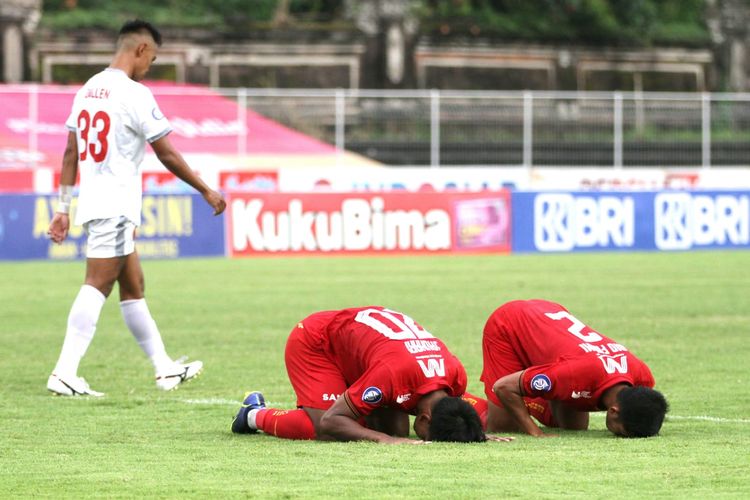 Playmaker Persija Jakarta Makan Konate (tengah) melakukan sujud syukur setelah mencetak gol ke gawang PSM Makassar pada laga pekan ke-32 Liga 1 2021-2022 di Stadion I Gusti Ngurah Rai, Denpasar, Bali, Senin (21/3/2022) sore WIB.