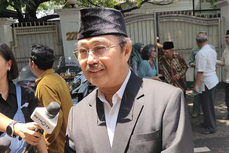 Mantan Ketua Mahkamah Konstitusi (MK) Jimly Asshiddiqie ditemui di depan kediaman Megawati Soekarnoputri, Jalan Teuku Umar, Menteng, Jakarta Pusat, Rabu (10/4/2024).