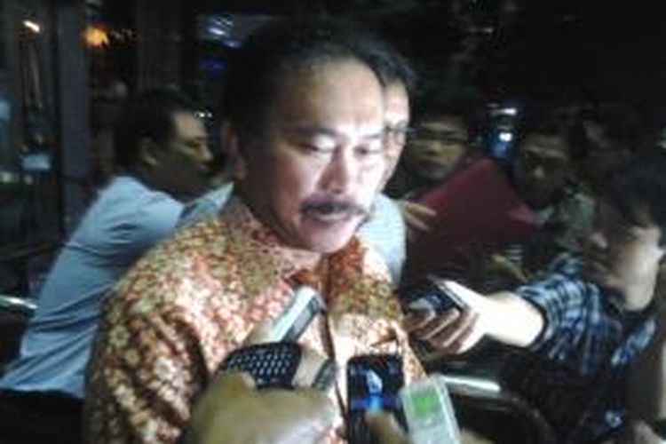 Bupati Tapanuli Tengah, Bonaran Situmeang usai diperiksa di Gedung KPK, Jakarta, Jumat (3/1/2014). Bonaran diperiksa sebagai saksi bagi Akil Mochtar terkait kasus sengketa pilkada di MK.