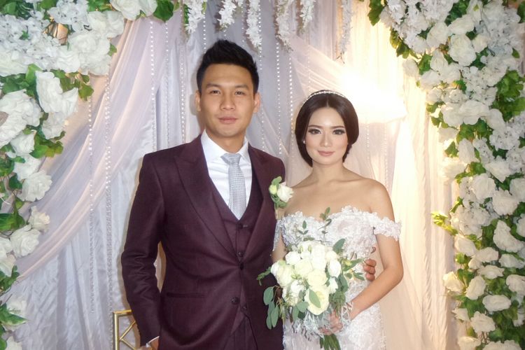 Artis peran Fendy Chow dan Stella Cornelia usai menjalani pemberkatan nikah di Thamrin Nine Ballroom, Sudirman, Jakarta Pusat, Minggu (23/7/2017).