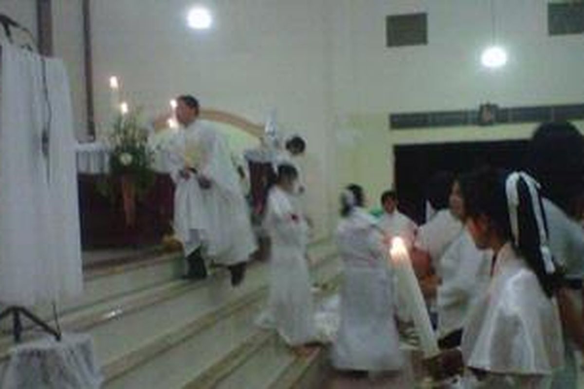 Ribuan ummat Katolik di Polewali Mandar, Sulawesi Barat tampak khidmat memenuhi sejumlah gereja untuk memperingati malam Kamis Putih. Tak hanya kalangan dewasa dan orang tua, anak-anak pun tampak memenuhi gereja untuk melaksanakan ibadah Kamis Putih. 