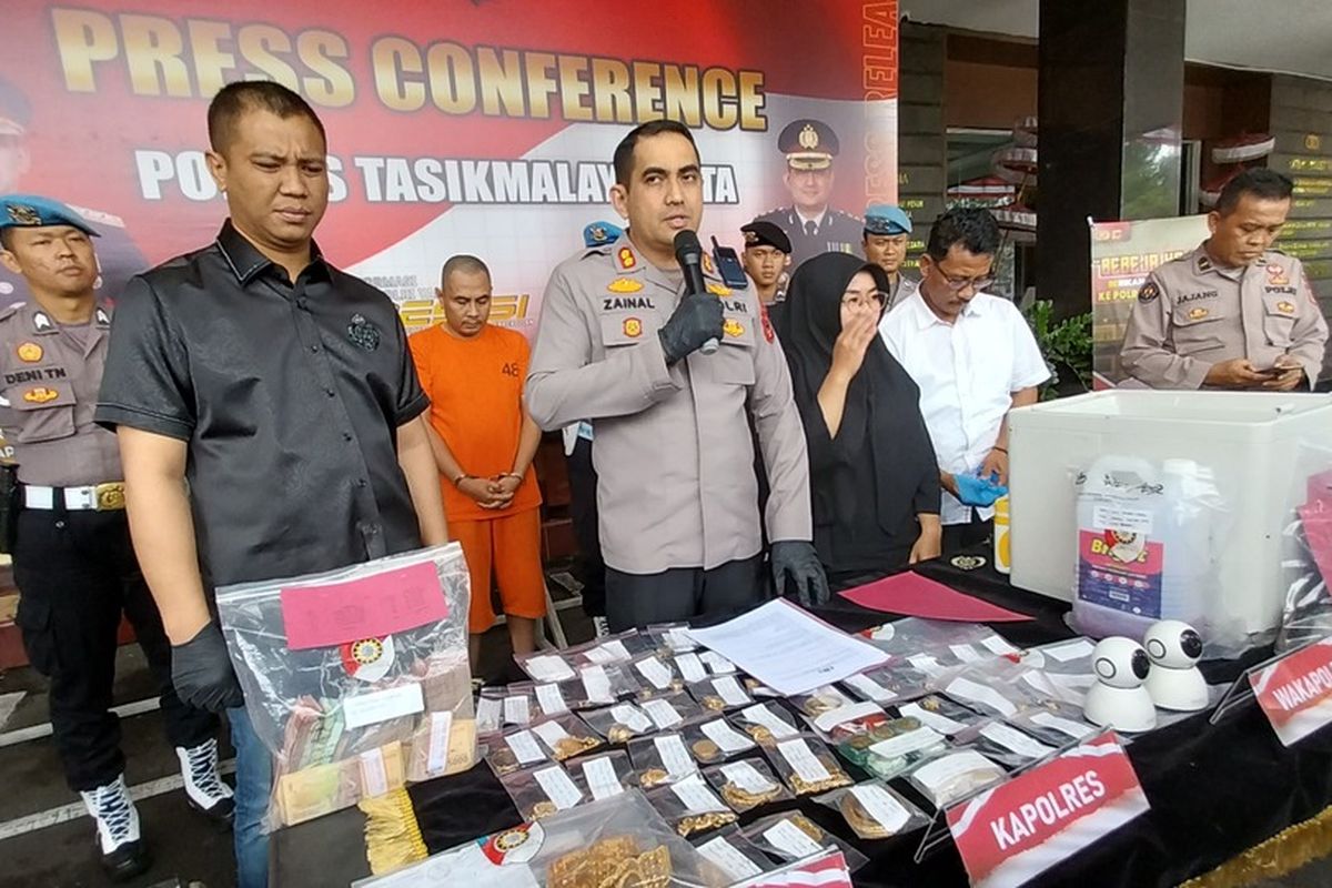 Kepala Polresta Tasikmalaya AKBP Sy Zainal Abidin merilis kasus menantu mencuri berangkas mertuanya sendiri berisi perhiasan emas Rp 1,5 miliar dan uang tunai ratusan juta di sebuah rumah di Jalan Siliwangi, Kota Tasikmalaya, Jawa Barat, Kamis (6/7/2023).