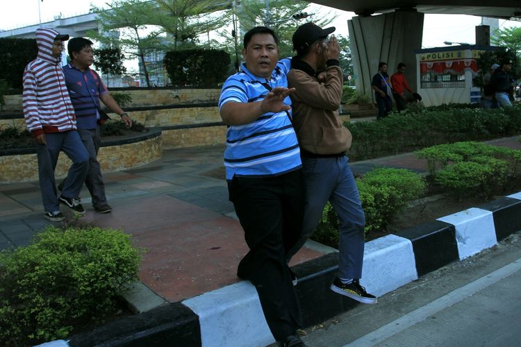 Polisi mengamankan pelajar yang masih menggunakan seragam sekolah ketika hendak mengikuti aksi demo solidaritas dari Aliansi Mahasiswa Muhammadiyah di depan Mapolda Sumatera Selatan, Senin (30/9/2019).