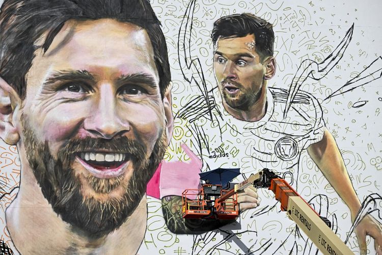 Penampakan mural raksasa Lionel Messi di Miami Amerika Serikat. Terkini, Lionel Messi resmi diperkenalkan sebagai pemain Inter Miami, Sabtu (15/7/2023).