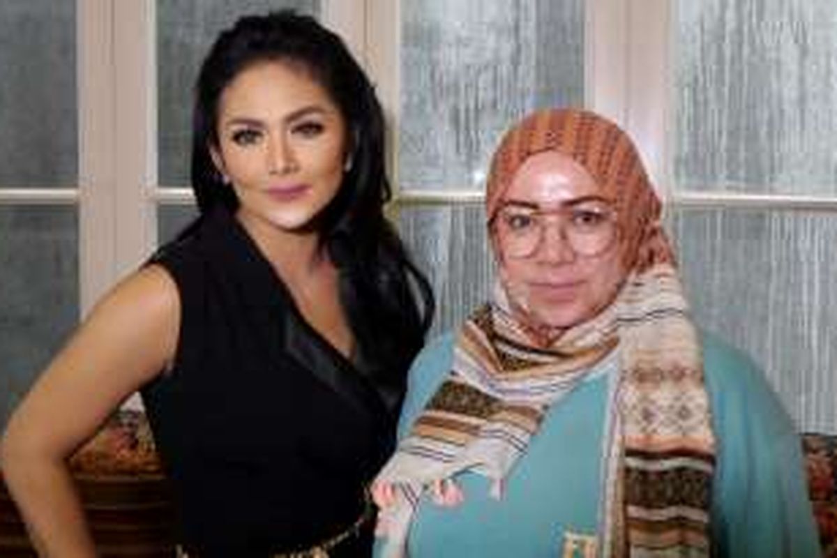 Krisdayanti (kiri) dan Melly Goeslaw berpose untuk media di studio musik milik Melly di Puri Bintaro, Bintaro, Tangerang Selatan, pada Rabu (30/11/2016).