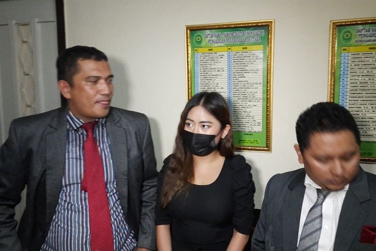 Selebgram Ayu Thalia (tengah) didampingi tim pengacaranya usai menghadiri sidang perdana dengan agenda pembacaan dakwaan di Pengadilan Negeri (PN) Jakarta Utara, pada Selasa (10/5/2022). Ayu berstatus sebagai terdakwa dugaan pencemaran nama baik atas laporan putra Ahok, Nicholas Sean.  