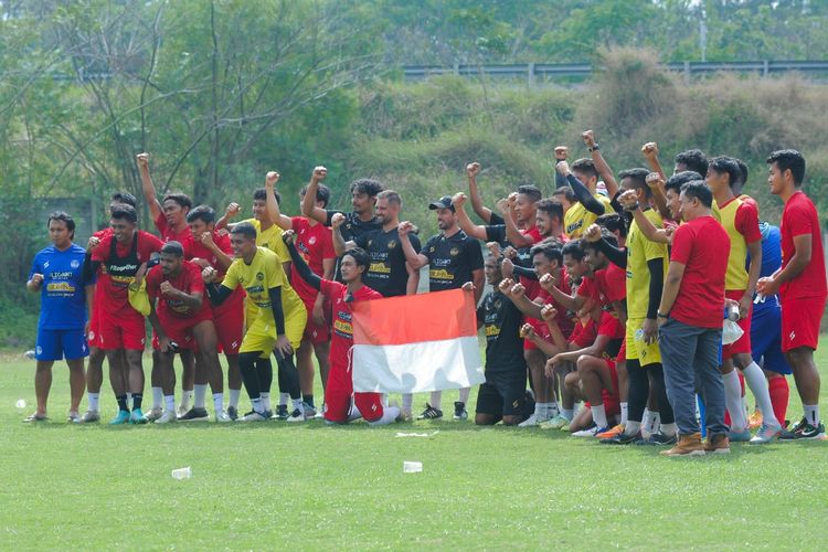 Usai latihan rutin Arema FC foto bersama membawa bendera untuk memperingati Hut Kemerdekaan RI ke-77 di Lapangan Tirtomoyo, Rabu (17/8/2022) pagi.