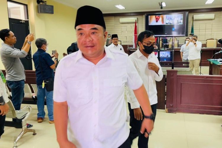 Ketua DPRD Bangkalan Mohammad Fahad saat meninggalkan ruang sidang usai memberikan penjelasan kepada JPU dan majelis hakim di Pengadilan Tipikor Surabaya, Jum'at (19/05/2023).
