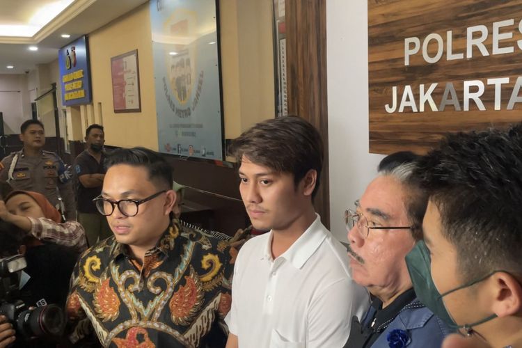 Rizky Billar saat pulang dari Polres Metro Jakarta Selatan, Jumat (14/10/2022). 