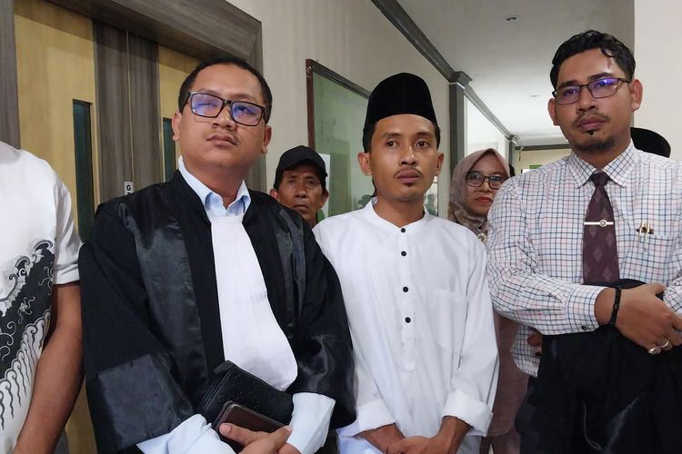 Akbar Sorasa didampingi penasehat hukum usai sidang di PN Sumbawa, Rabu (22/11/2023). Akbar divonis hukuman percobaan selama satu tahun.