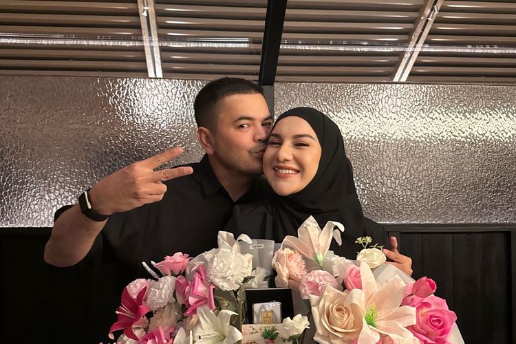 Gaya Irish Bella Rayakan Anniversary Ke-2, Elegan dengan Blazer Hitam
