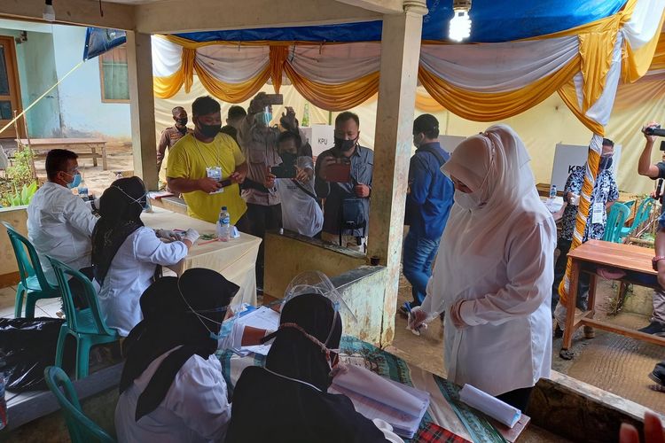 Petahana sekaligus Calon Bupati Pandeglang Irna Narulita melakukan pencoblosan di TPS 12 Kelurahan Cigadung, Karangtanjung, Rabu (9/12/2020).