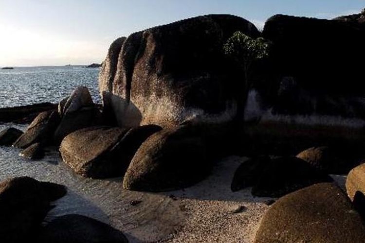 Suasana Pantai Tanjung Kelayang, Kecamatan Sijuk, Belitung, Selasa (12/4/2011). Pulau Belitung terkenal dengan keindahan lokasi wisata pantai pasir putih berbatu granit artistik.