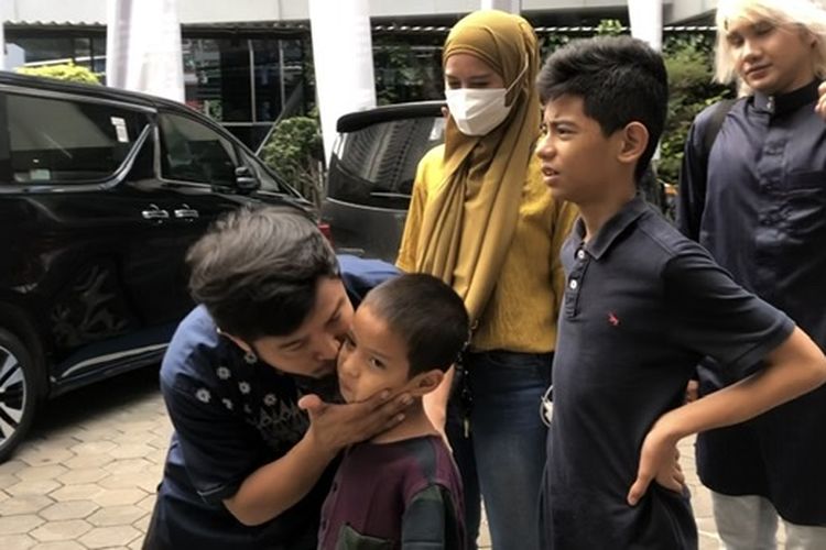 Zul Zivilia bertemu dengan keluarga di Kemenkumham, Rasuna Said, Jakarta Selatan, Rabu (5/4/2023).