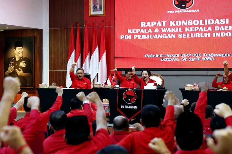 Ketua Umum PDI-P Megawati Soekarnoputri saat memimpin rapat konsolidasi partai, di Sekolah Partai, Lenteng Agung, Jakarta Selatan, Jumat (26/4/2024).