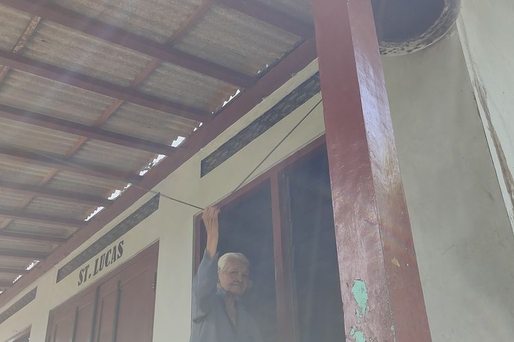Mbah Wiryo, panggilan warga pada nenek Wakiyah (94), di Pedukuhan Kajoran, Kalurahan Banjaroya, Kapanewon Kalibawang, Kulon Progo, Daerah Istimewa Yogyakarta. Puluhan tahun membunyikan lonceng penanda waktu berdoa umat Katolik yang berada di salah satu sisi Bukit Menoreh.