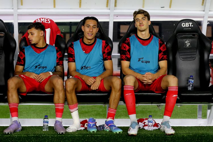 Pemain timnas Indonesia, Mauro Zijlstra, Adrian WIbowo dan Dean James pada babak pertama menempati bench saat laga FIFA Matchday yang berakhir dengan skor 6-0 berlangsung di Stadion Gelora Bung Tomo Surabaya, Jawa Timur, Jumat (5/9/2025) malam.