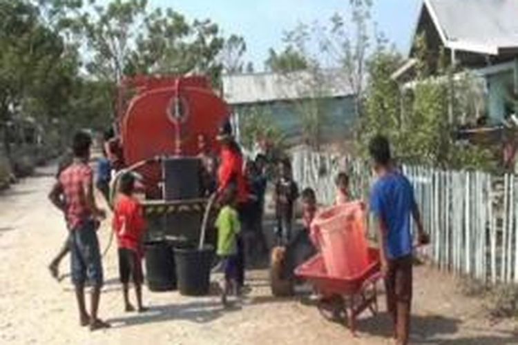 Kesulitan mendapatkan air bersih sejak sumur-sumur kekeringan dilanda kemarau seja lebih dari tiga bulan terakhir, warga di mamuju uara Sulawesi barat terpaksa membeli air gallon isi ulang untuk memasak, minum hingga kebutuhan untuk mandi.