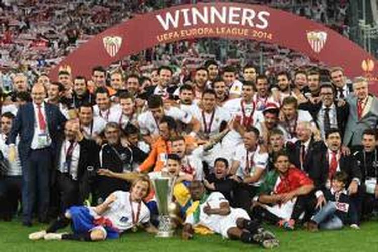 Para pemain Sevilla berpose dengan trofi Liga Europa yang mereka raih setelah mengalahkan Benfica di final, Rabu (14/5/2014), di Juventus Stadium. Sevilla menang 4-2 dalam drama adu penalti.