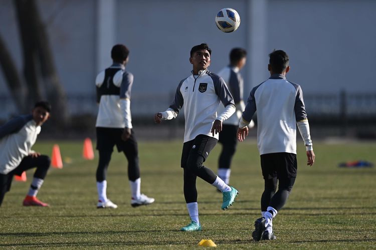 Pemain Timnas U20 Indonesia Frengky Missa (kedua kanan) mengikuti pemanasan saat sesi latihan resmi jelang Piala Asia U20 di Tashkent State Transport University, Uzbekistan, Selasa (28/2/2023). Timnas U20 Indonesia yang berada di Grup A akan menjalani pertandingan perdananya melawan Timnas Irak pada Rabu 1 Maret 2023 di Stadion Lokomotiv, Tashkent, Uzbekistan.