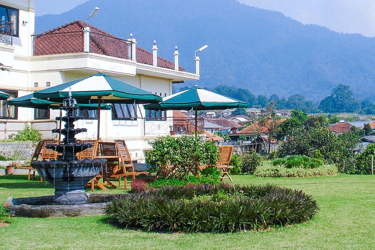 Tampak halaman dari Tangko Resort di Cianjur
