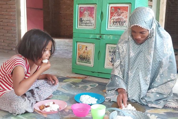 Siswa di Polewali bawa pulang MBG untuk disantap bersama keluarga.