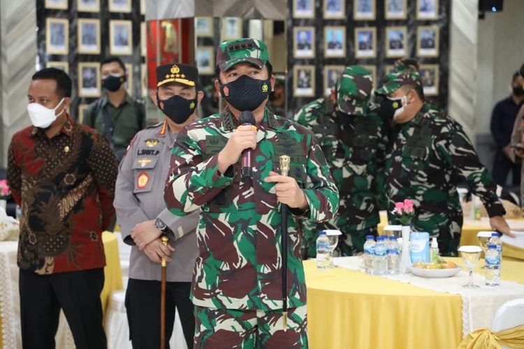 Panglima TNI Marsekal Hadi Tjahjanto saat memimpin rapat terbatas mengenai penanganan Covid-19 bersama Kapolri Jenderal Pol Listyo Sigit Prabowo di Mapolda Sulawesi Selatan, Sabtu (7/8/2021).