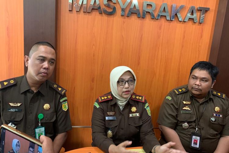 SAMPAIKAN-- Kepala Kejaksaan Negeri Kabupaten Madiun, Nanik Kushartanti didampingi Kasi Pidsus, Purning Dahona Putro dan Kasi Intel, Ardhitia Harjanto meyampaikan nama-nama tersangka kasus korupsi distribusi pupuk bersubsidi tahun 2019 di Kantor Kejari Madiun,  Selasa (15/11/2022).