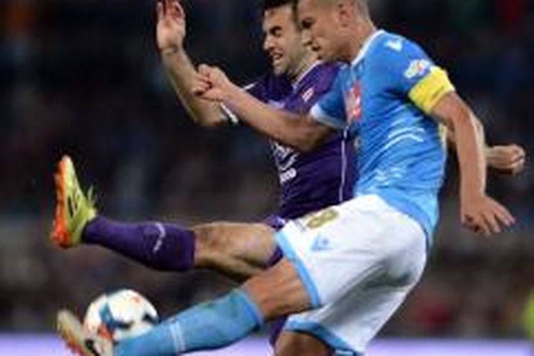 Penyerang Fiorentina, Giuseppe Rossi (kiri), berebut bola dengan gelandang Napoli, Gokhan Inler, pada laga final Coppa Italia, di Olimpico, 3 Mei 2014.