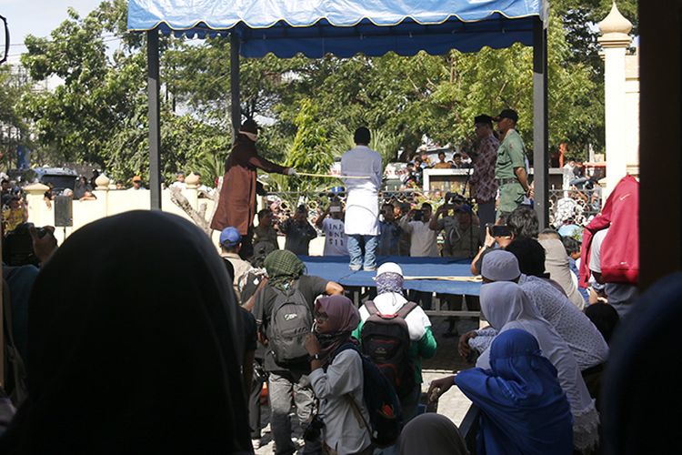 Rustam, salah satu gay menjalani eksekusi cambuk di Halaman Masjid Baiturrahim, Ulee Lheue, Kecamatan Meuraxa, Kota Banda Aceh, Jumat (13/7/18).