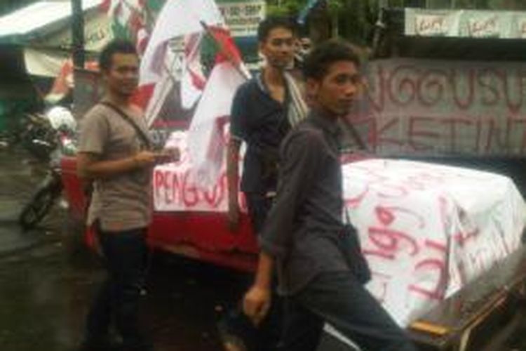 Mahasiswa Unesa Surabaya menolak penggusuran PKL di sekitar kampus.