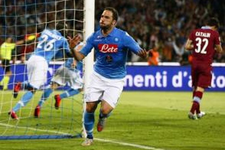 Penyerang Napoli, Gonzalo Higuain, merayakan golnya setelah mencetak gol ke gawang Lazio, pada pertandingan terakhir Serie-A, di Stadion San Paolo, Naples, Minggu atau Senin (1/6/2015) dini hari WIB. 