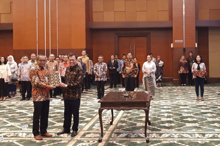 Serah terima jabatan dari Robert Pakpahan kepada Suryo Utomo sebagai Direktur Jenderal Pajak disaksikan Menteri Keuangan Sri Mulyani Indrawati di Jakarta, Jumat (1/11/2019).