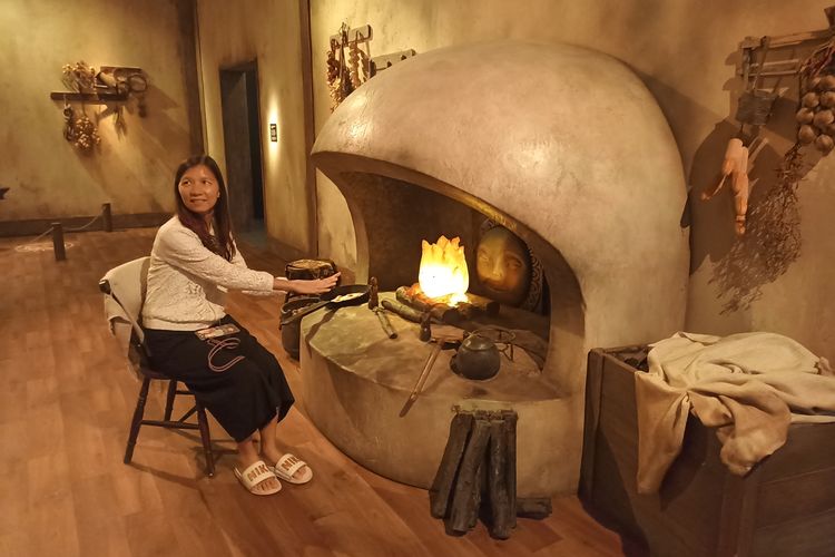 Salah seorang pengunjung berfoto di dalam area Howl's Moving Castle di The World of Studio Ghibli di Singapura, Senin (14/10/2024).