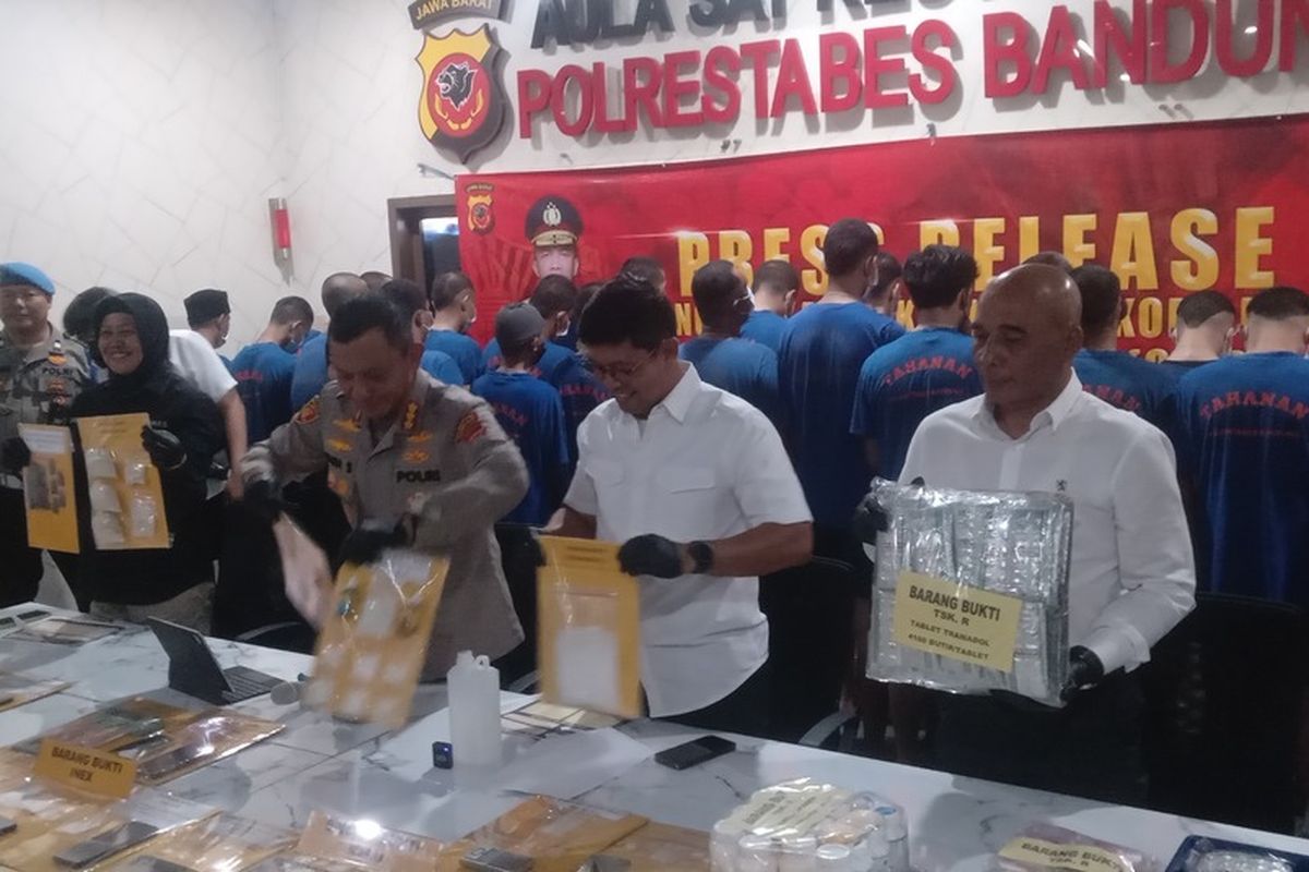 Kapolrestabes Bandung Kombes Budi tengah memperlihatkan 51 pelaku beserta barang bukti narkotika yang diungkap selama bulan Juni 25, Senin (30/6/2025)