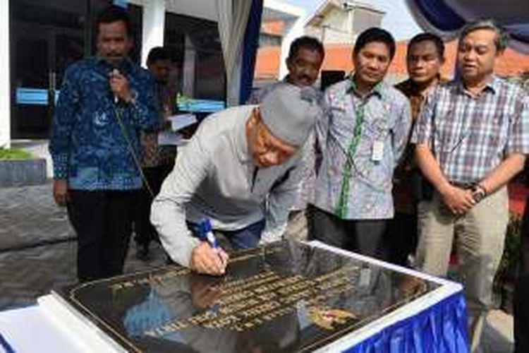 Bupati Gresik Sambari Halim Radianto saat meresmikan kantor PDAM Gresik yang baru, Sabtu (21/5/2016).  