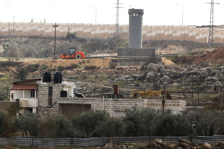 Terpisah oleh Tembok Israel, Keluarga Palestina Ini Dirikan 