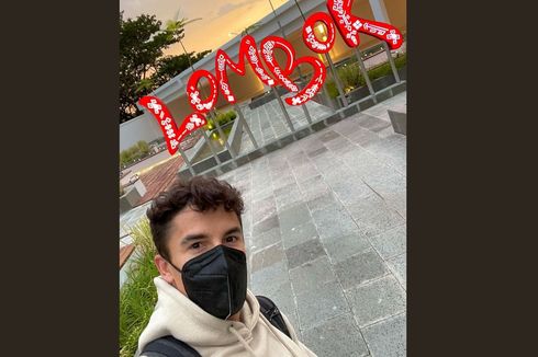 Ini Lokasi Selfie Pebalap Marc Marquez dengan Latar Tulisan Lombok