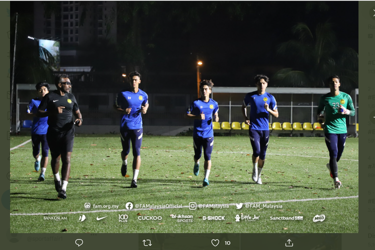 Tangkapan layar Twitter @FAM_Malaysia yang menangkap momen latihan perdana timnas U23 Malaysia menjelang SEA Games 2021 Vietnam. Sesi latihan yang dihelar di Wisma FAM pada Selasa (19/4/2022) itu hanya diikuti lima pemain.